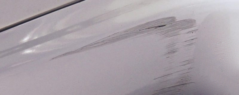 Kratzer am Auto ausbessern